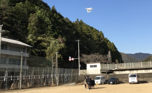 生徒がドローンの操縦を体験している様子の写真