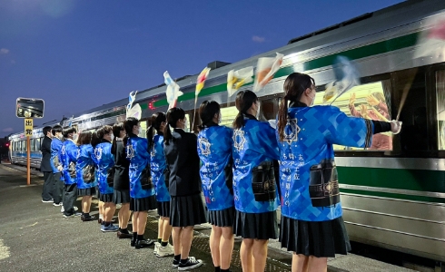 観光列車でおもてなしを行う生徒達の写真